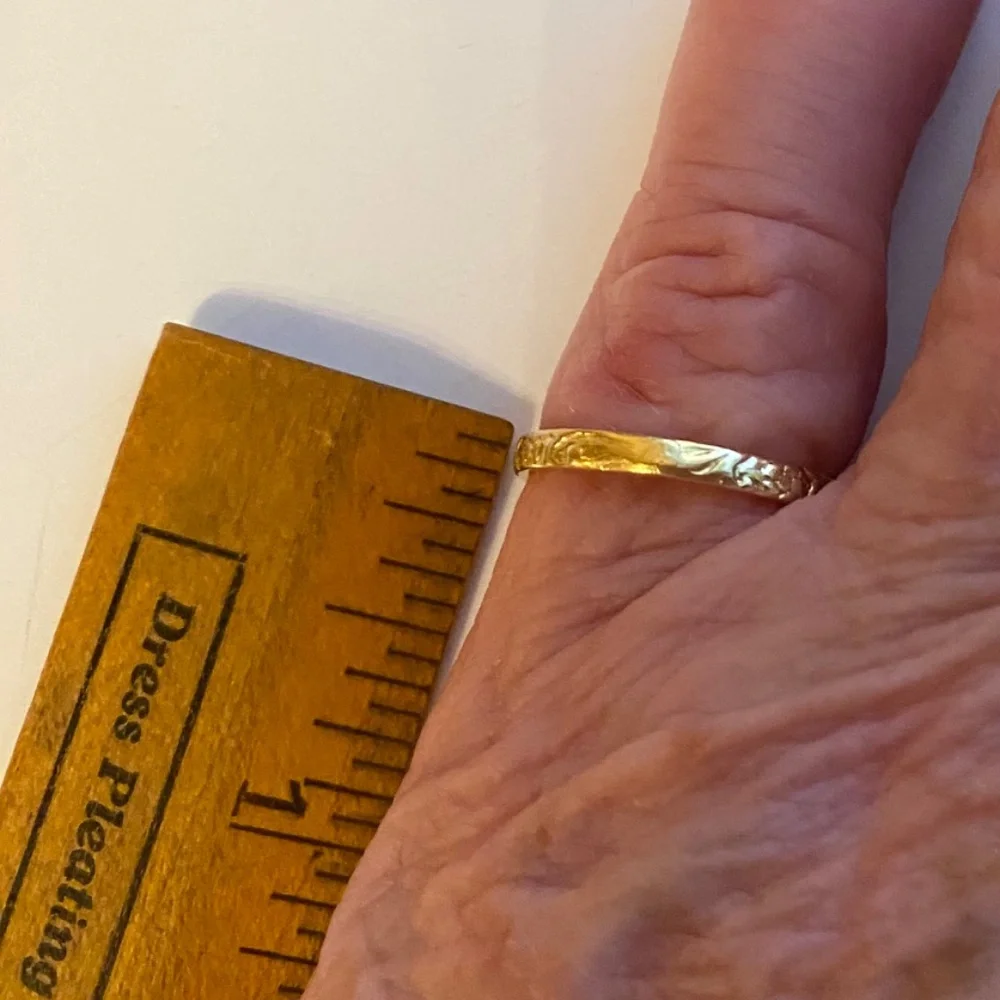 Delicate Gold Leaf Pattern Women's Ring - Picture 5 of 5